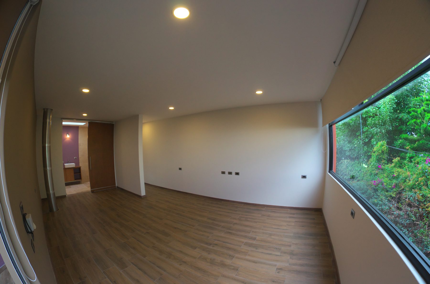 Habitación amplia con vista a flores