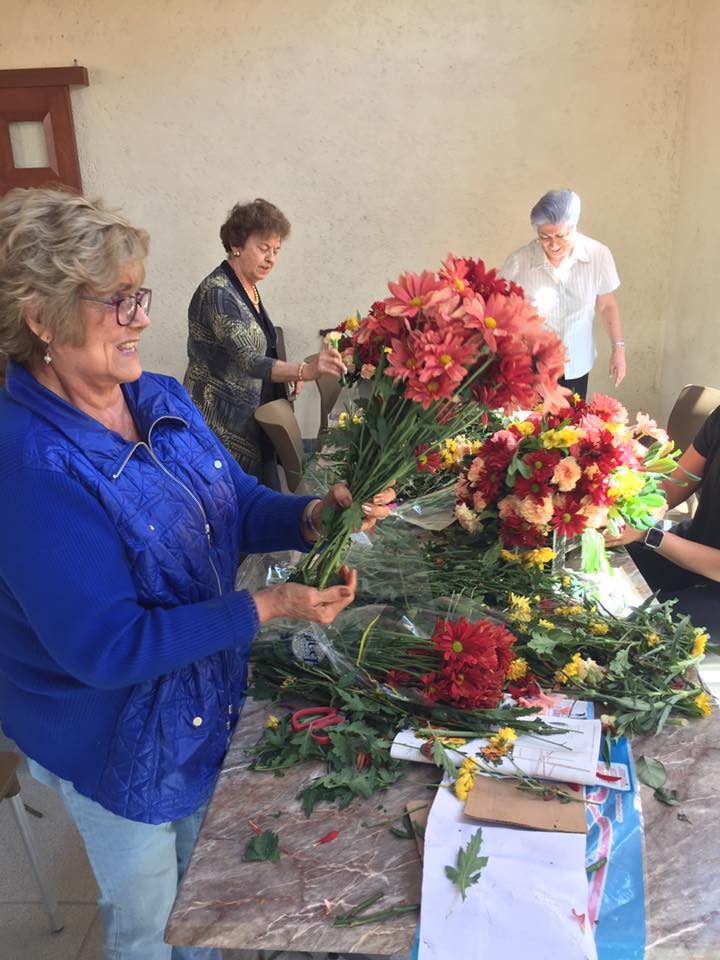 Residentes en un taller de arreglos florales